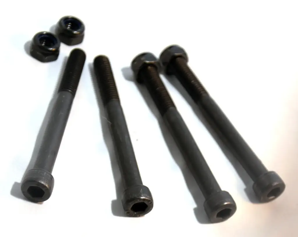 Motor montage bouten universeel M8 70 mm (4 stuks) met borgmoer zwart