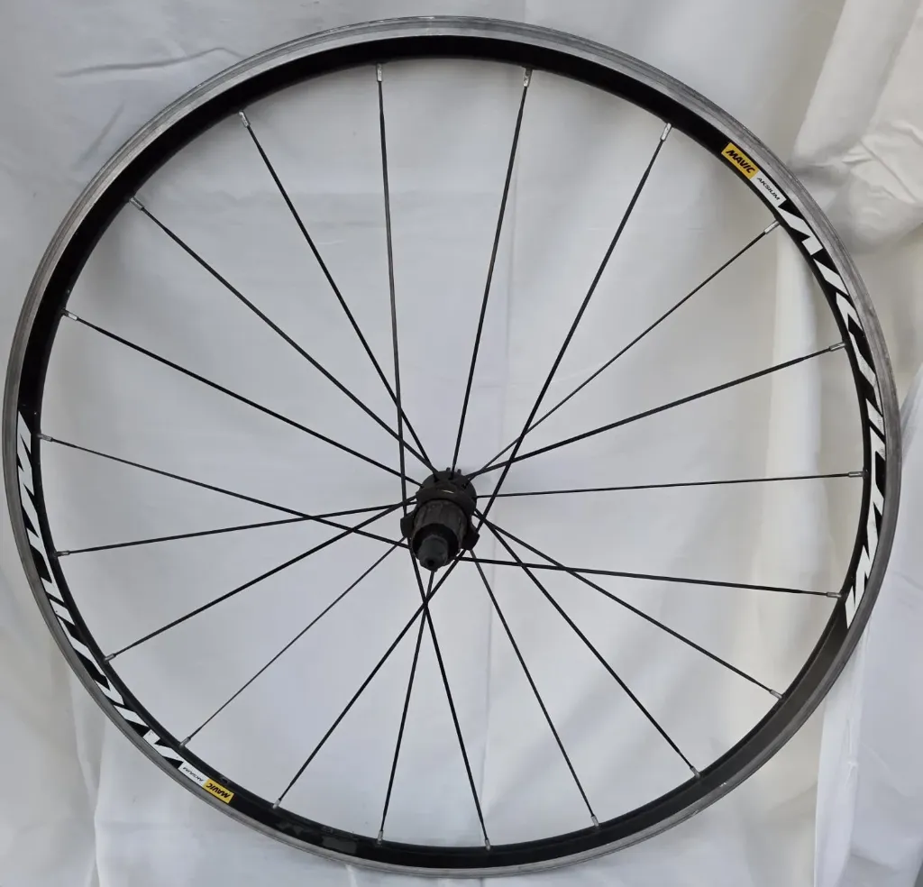 Achterwiel Mavic Aksium 28" zwart met snelsluiter, freewheel Shimano 622x17C